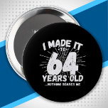 Badge Rond 10 Cm Drôle 64e anniversaire Citation Sarcastique 64 ans<br><div class="desc">This funny 64th birthday design makes a great sarcastic humor joke or novelty gag gift for a 64 year old birthday theme or surprise 64th birthday party ! Objets "I Made it to 64 Years Old... Nothing Scares Me" funny 64th birthday meme that will get lots of laughs from family,...</div>