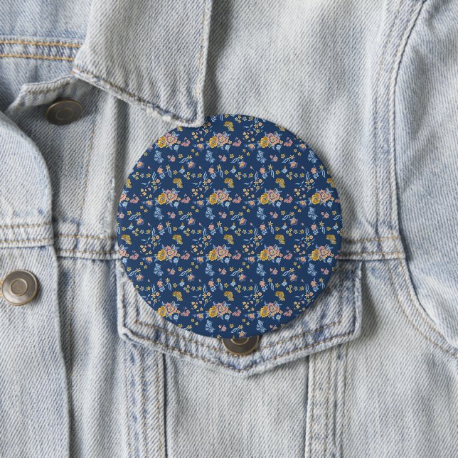 Badge Rond 10 Cm Effet de filetage Arrière - plan bleu Motif floral (En situation)
