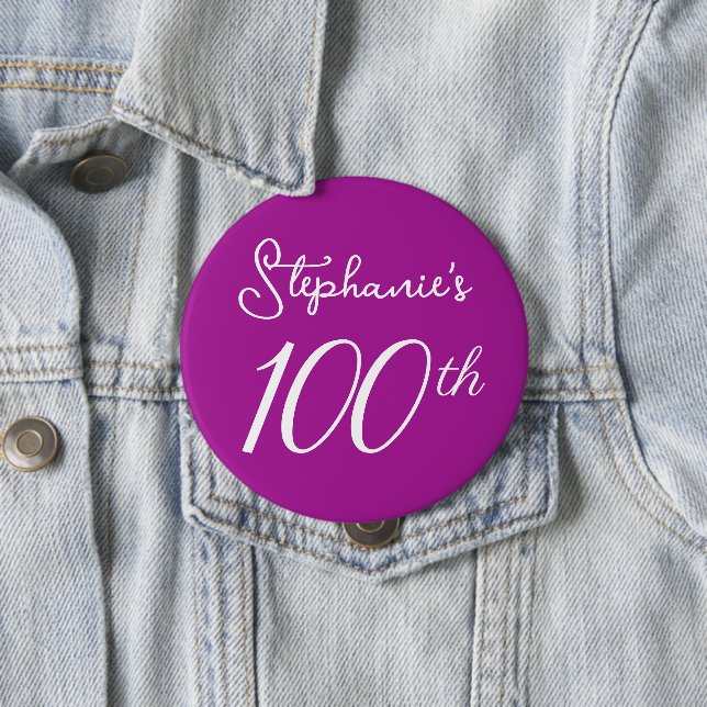 Badge Rond 10 Cm Élégant Monogramme rose foncé 100e anniversaire (En situation)