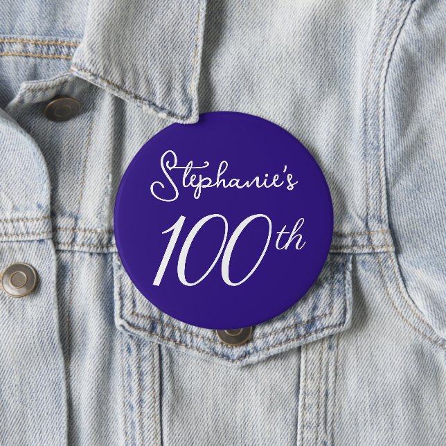 Badge Rond 10 Cm Élégant Monogramme violet 100e anniversaire (En situation)