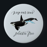 Badge Rond 10 Cm Gardez notre mer Plastique Gratuit Dolphin Killer<br><div class="desc">Cette conception a été créée par art numérique. Elle peut être personnalisée dans la zone fournie ou customisée en choisissant le clic pour customiser une autre option et en changeant le nom, les initiales ou les mots. Vous pouvez également modifier la couleur et le style du texte ou supprimer le...</div>