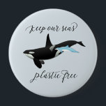 Badge Rond 10 Cm Gardez notre mer Plastique Gratuit Dolphin Killer<br><div class="desc">Cette conception a été créée par art numérique. Elle peut être personnalisée dans la zone fournie ou customisée en choisissant le clic pour customiser une autre option et en changeant le nom, les initiales ou les mots. Vous pouvez également modifier la couleur et le style du texte ou supprimer le...</div>