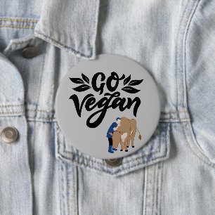Badge Rond 10 Cm Go Vegan Personne qui serre la vache