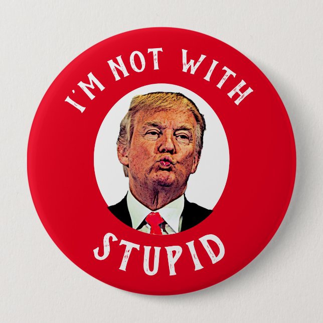 Badge Rond 10 Cm Je ne suis pas avec Trump rouge stupide (Devant)