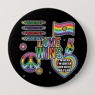 Badge Rond 10 Cm Jour de la fierté. L'amour gagne. Je suis queer et