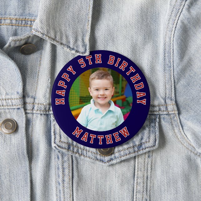Badge Rond 10 Cm Joyeux anniversaire enfants photo | Nom bleu (En situation)