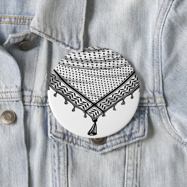 Badge Rond 10 Cm Keffiyeh Écharpe palestinienne tissu traditionnel (En situation)