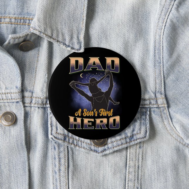 Badge Rond 10 Cm Le premier héros de Papa A Son Fils (En situation)