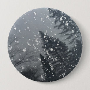 Badge Rond 10 Cm Les flocons de neige tombent sur les arbres