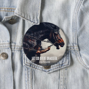 Badge Rond 10 Cm "Let Go or Be Dragged" et Cheval puissant