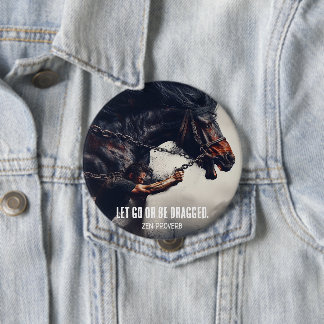 Badge Rond 10 Cm "Let Go or Be Dragged" et Cheval puissant