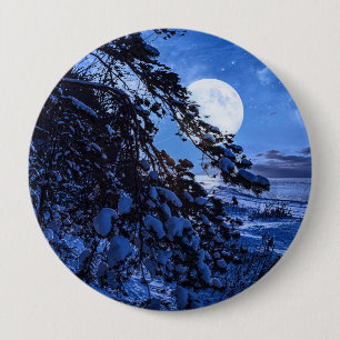 Badge Rond 10 Cm Lune sur le sapin enneigé et la côte de la mer la
