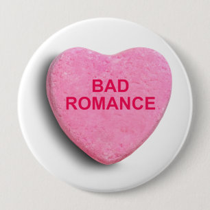 BADGE ROND 10 CM MAUVAIS COEUR DE LA CANDÉE ROMANCE