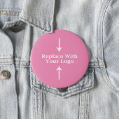 Badge Rond 10 Cm Modèle féminin rose de bouton de logo (En situation)