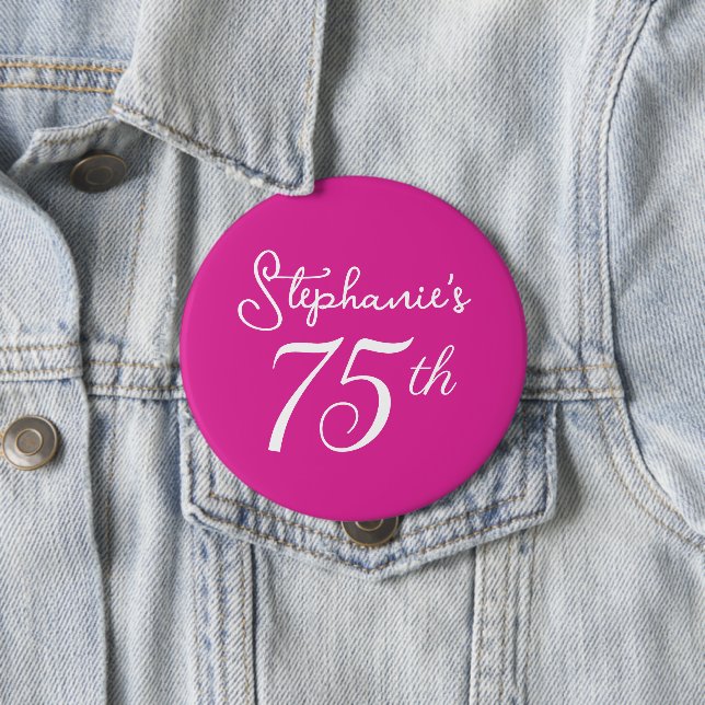 Badge Rond 10 Cm Monogramme rose 75e fête d'anniversaire (En situation)