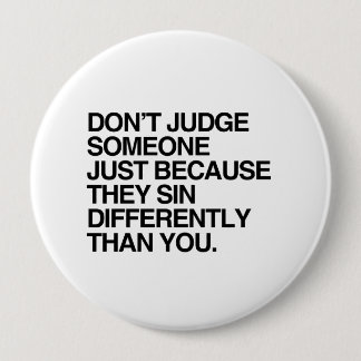BADGE ROND 10 CM NE JUGEZ PAS QUELQU'UN PARCE QU'ILS SIGNENT DIFFÉR
