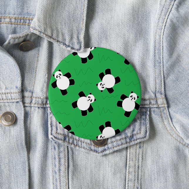 Badge Rond 10 Cm Ours de panda allongé sur l'herbe (En situation)