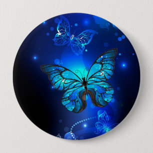 Badge Rond 10 Cm Papillon Morpho sur fond sombre