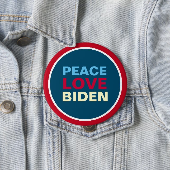 Badge Rond 10 Cm Peace Love BIDEN Rouge Blanc Bleu Géant (En situation)