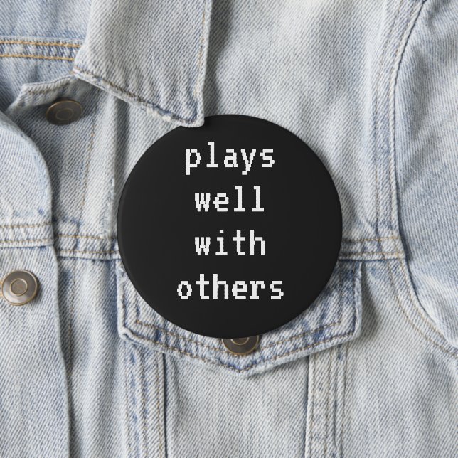 Badge Rond 10 Cm Plays Well With Others Gamer Button (En situation)