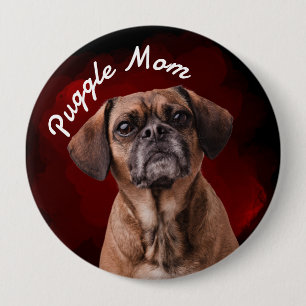 Badge Rond 10 Cm Puggle Maman avec bouton arrière - plan rouge