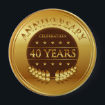 Badge Rond 10 Cm Quarante ans d'anniversaire de célébration de<br><div class="desc">Quarante ans d'anniversaire de célébration de récompense d'or avec une guirlande de laurier.</div>