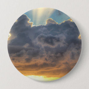 Badge Rond 10 Cm Rayons de soleil à travers les nuages orageux