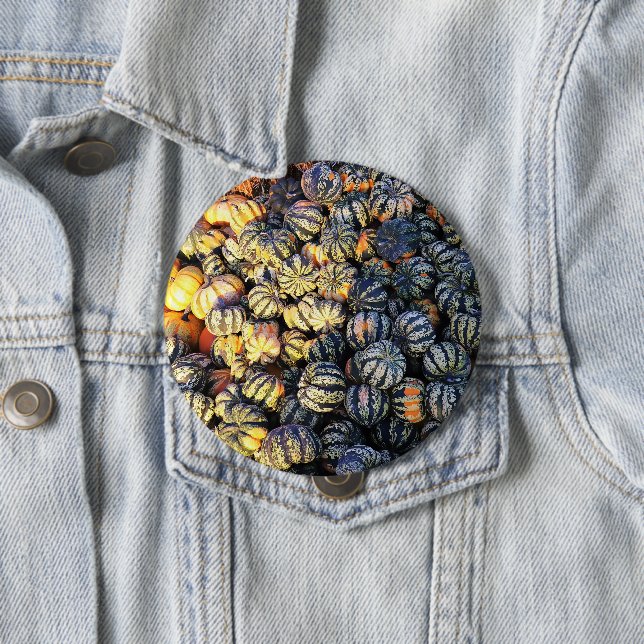 Badge Rond 10 Cm Rayures Et Citrouilles  (En situation)