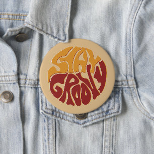 Badge Rond 10 Cm Restez Super avec un peu de rouge et de jaune