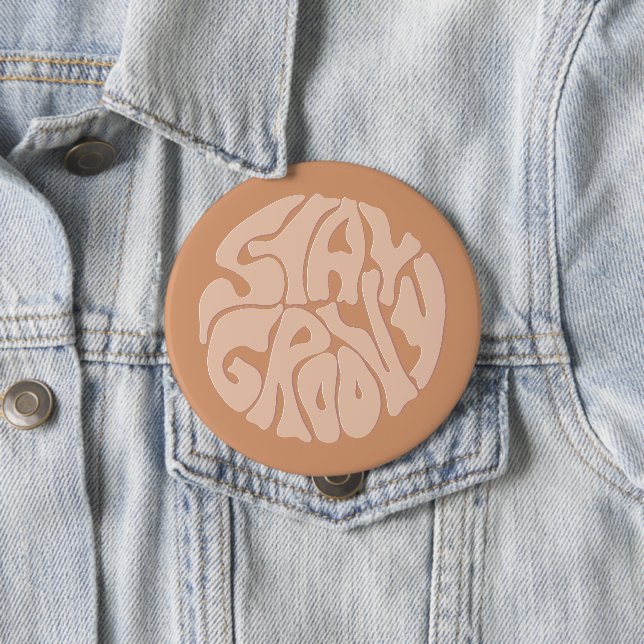 Badge Rond 10 Cm Restez Super Retro Beige (En situation)