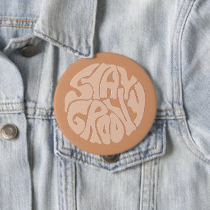 Badge Rond 10 Cm Restez Super Retro Beige
