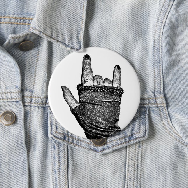 Badge Rond 10 Cm Rock Hand Button (En situation)