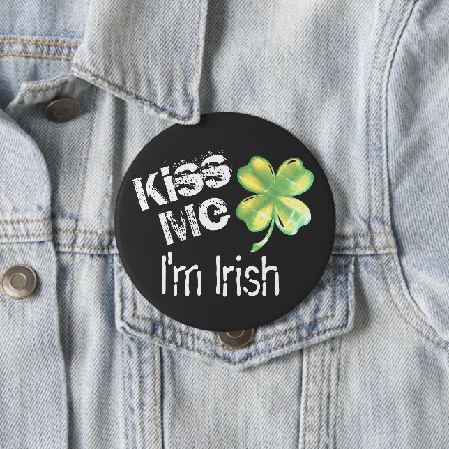 Badge Rond 10 Cm Saint Patrick's Day Kiss Me Je suis Shamrock irlan (En situation)