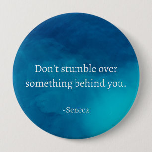 Badge Rond 10 Cm Seneca : Concentrons-nous sur l'avenir, ne tombez 