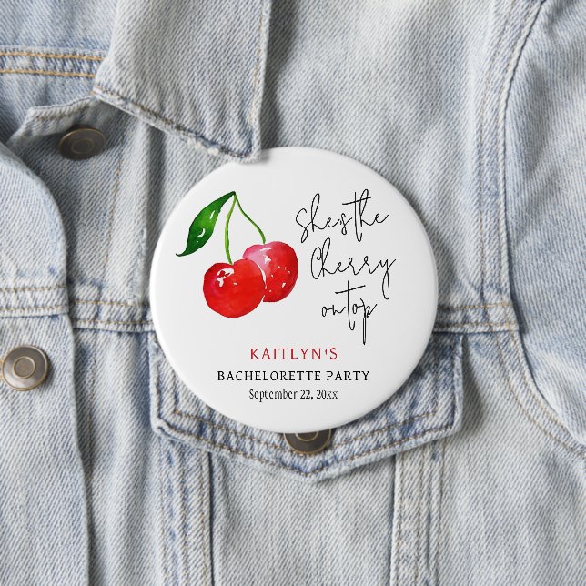 Badge Rond 10 Cm She’s the Cherry on Top Bachelorette Party Favor (En situation)