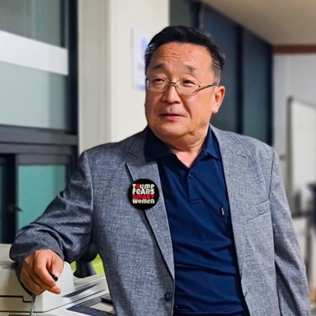 Badge Rond 10 Cm slogan de protestation anti-trump féministe rouge  (Créateur téléchargé)