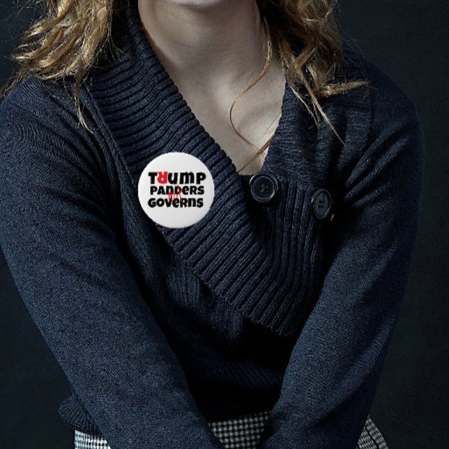 Badge Rond 10 Cm slogan de protestation anti-Trump rouge noir (Créateur téléchargé)