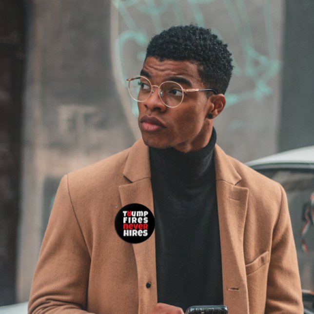 Badge Rond 10 Cm slogan de protestation anti-Trump rouge noir (Créateur téléchargé)