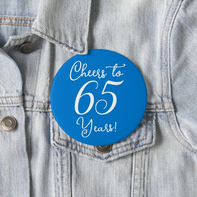 Badge Rond 10 Cm Soirée d'anniversaire bleu de 65 ans (En situation)