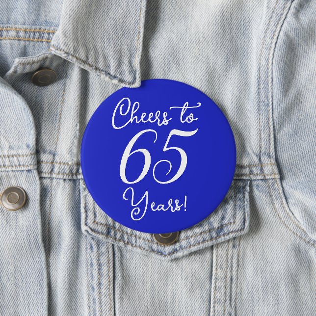 Badge Rond 10 Cm Soirée royale d'anniversaire de 65 ans (En situation)