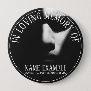 Badge Rond 10 Cm Un visage endormi dans une demi-ombre