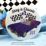 Badge Rond 10 Cm Voiture Classique Convertible Violet, Drapeaux À d<br><div class="desc">Un bouton amusant portable avec un violet convertible et à damiers drapeaux de course est polyvalent pour les spectacles de voiture et les collecteurs de fonds. Annoncez fièrement l'organisation de jeunesse de votre fille, ou le club de filles / chapitre. Modifiez facilement le libellé et téléchargez votre logo pour une...</div>