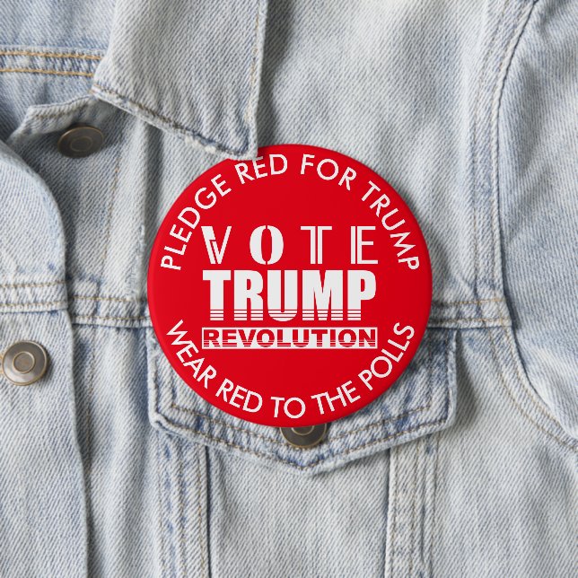 Badge Rond 10 Cm Vote Trump Porte Le Rouge Aux Élections De 2020 (En situation)