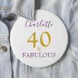 Badge Rond 15,2 Cm 40 et fabuleux moderne 40e anniversaire<br><div class="desc">Vous avez 40 ans et fabuleux, faites savoir au monde que vous avez quelque chose à être fier et célébrer ce merveilleux anniversaire de quarantième anniversaire avec élégance et grâce. Ajoutez votre nom à cette typographie design, élégante, minimaliste, en Or et violet annonçant que vous avez en effet quarante ans...</div>