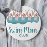 Badge Rond 15,2 Cm Amusant Artistique Synchro nager nager nager maman<br><div class="desc">Swim Moms sont les meilleurs ! Illustration moderne cool des nageuses artistiques synchronisées dans un bassin. Les nageurs artistiques offrent un design cadeau dans des couleurs pastel. Cinq femmes nageuses en piscine. cadeau d'été pour l'équipe de natation cool. cadeaux d'équipe de natation synchronisée, cadeau d'entraîneur d'équipe de natation synchronisée. Les...</div>