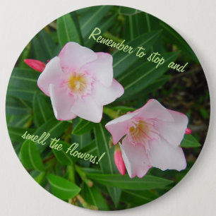 Badge Rond 15,2 Cm Arrêtez et sentez les fleurs roses