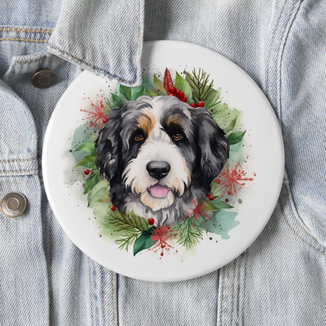 Badge Rond 15,2 Cm Bernedoodle Christmas Wreath Festive Pup (En situation)