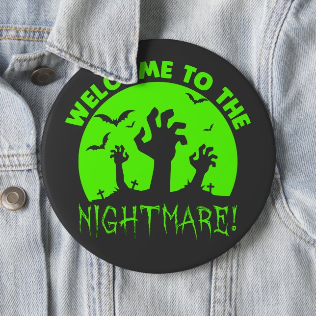 Badge Rond 15,2 Cm Bienvenue à l'Halloween verte nocturne (En situation)