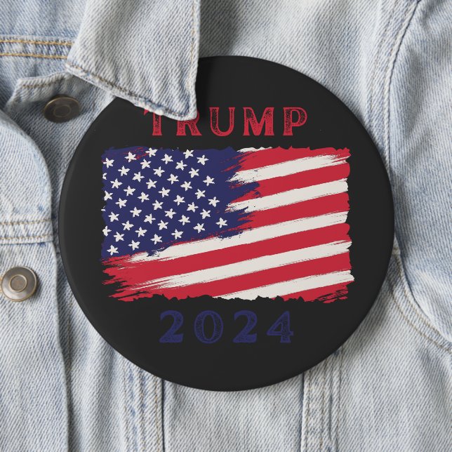 Badge Rond 15,2 Cm Bouton du drapeau américain Trump 2024 (En situation)