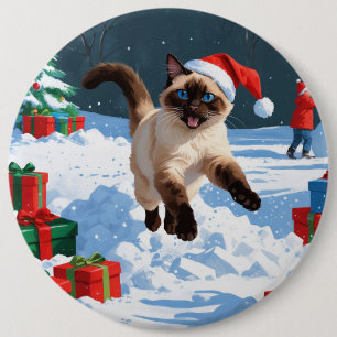 Badge Rond 15,2 Cm Chat siamois courant dans la neige avec un chapeau